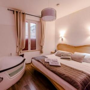 Flatinrome Trastevere Deluxe Rooms - Green Patio Rome