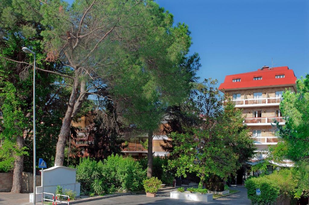 Pinewood Hotel Rome - image 6