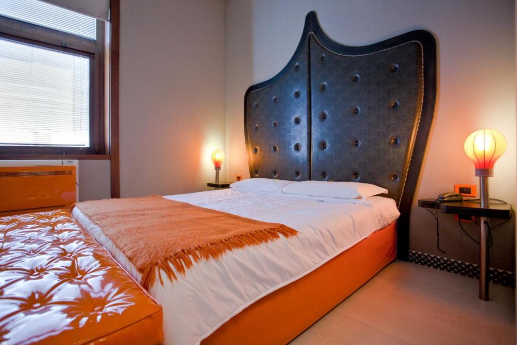 Orange Hotel - image 7