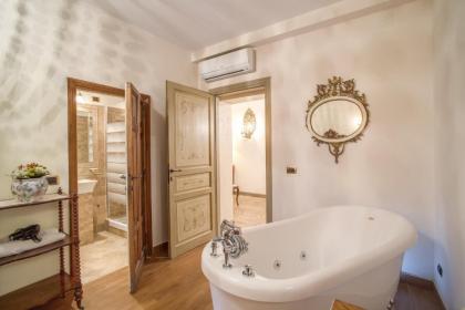 Navona Gallery Suites - image 11