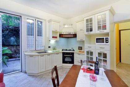 Appia Park Apartment - image 4