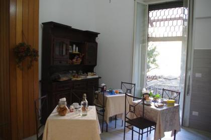 Tucci's Roma Guest House - image 14