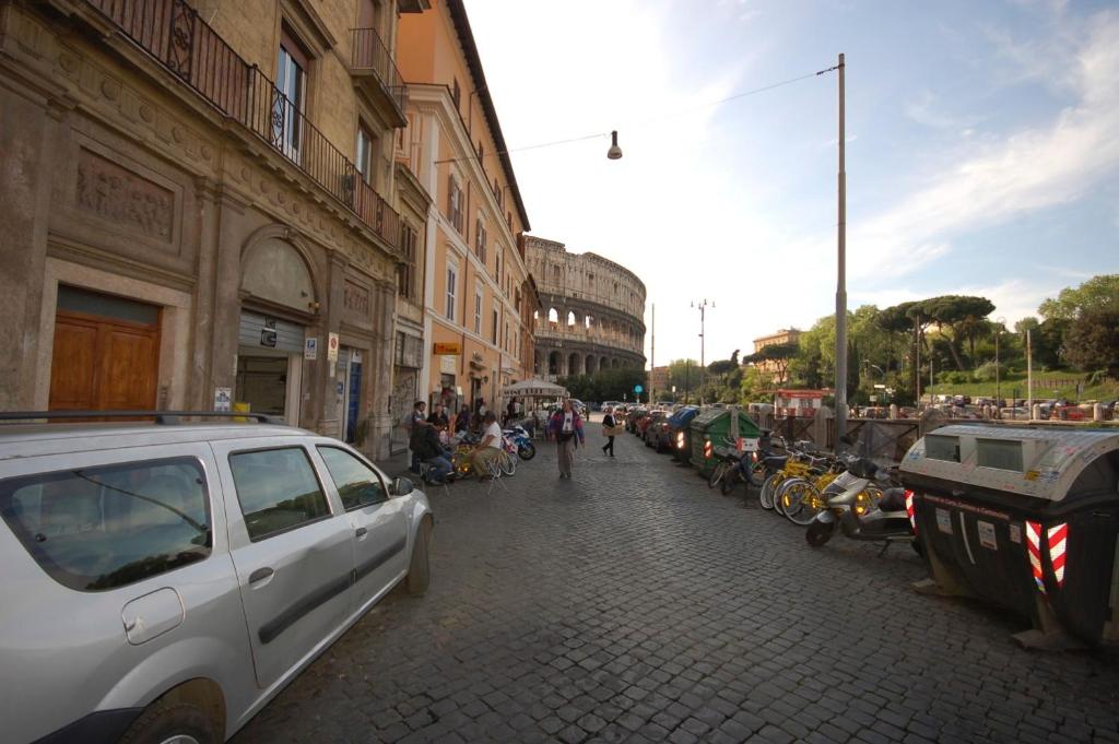 House and the City - Colosseum Apartments - main image