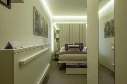 Room 230 Roma Luxury Suites - image 11