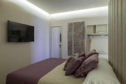 Room 230 Roma Luxury Suites - image 18