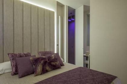 Room 230 Roma Luxury Suites - image 19