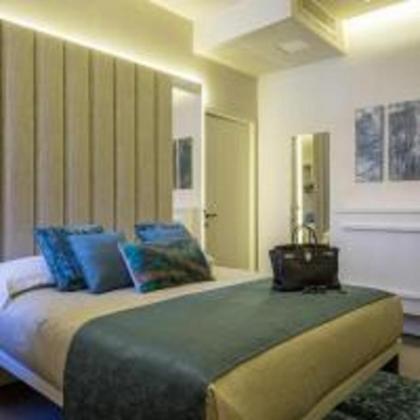 Room 230 Roma Luxury Suites - image 2