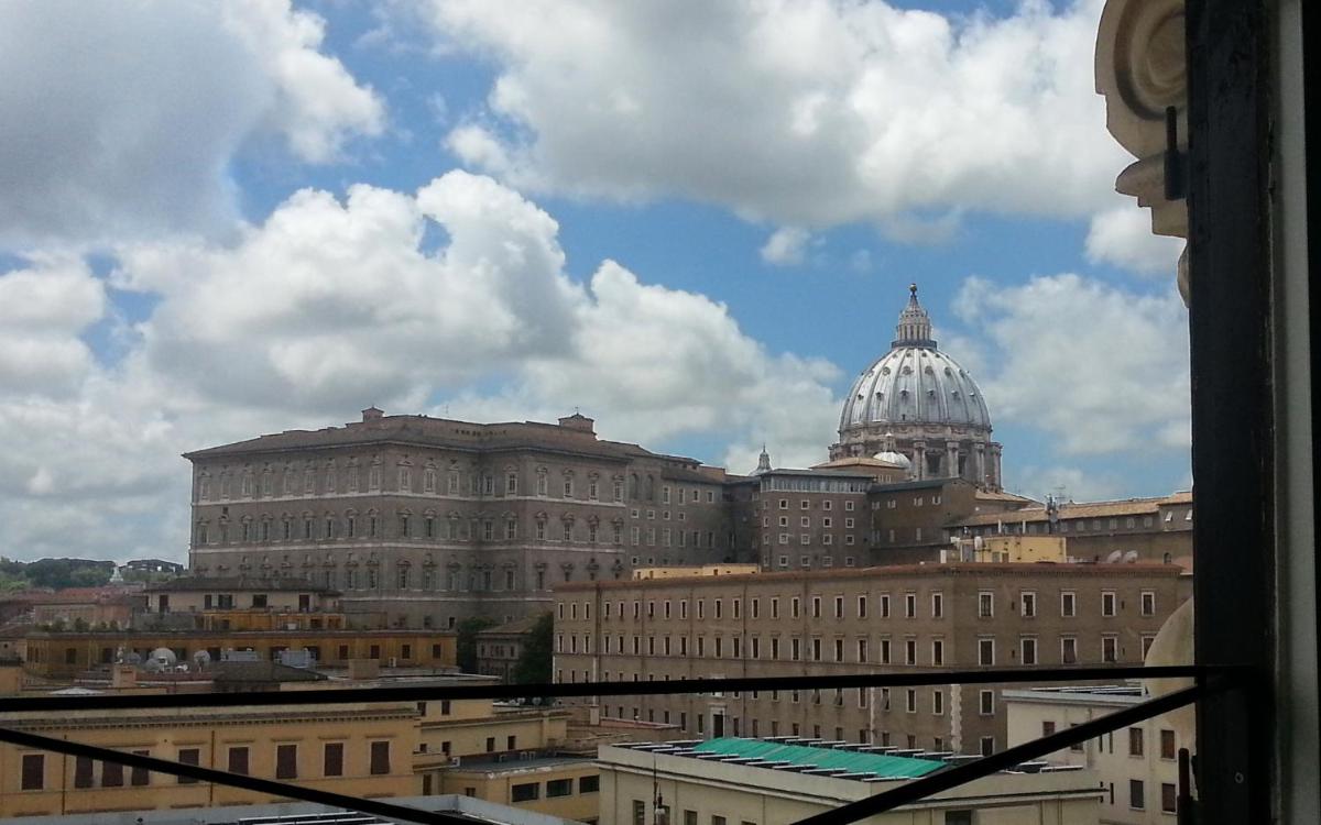 La Rosa del Vaticano Luxury Apartment - image 3