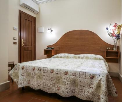 Hotel 4 Coronati - image 1