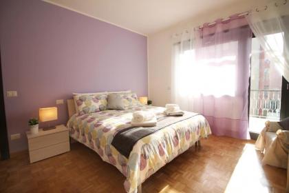 Eur Bright Spacious Terraced Apartment with private parking only for Small Cars - image 10