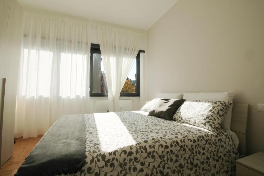 Eur Bright Spacious Terraced Apartment with private parking only for Small Cars - image 2