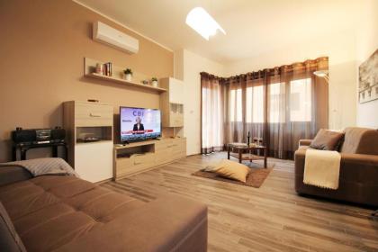 Eur Bright Spacious Terraced Apartment with private parking only for Small Cars - image 20