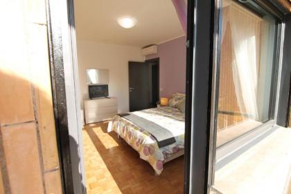 Eur Bright Spacious Terraced Apartment with private parking only for Small Cars - image 4