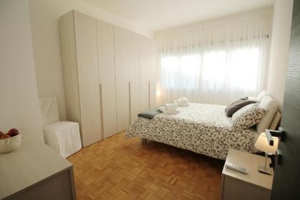 Eur Bright Spacious Terraced Apartment with private parking only for Small Cars - image 7