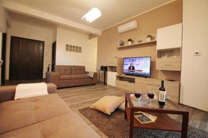 Eur Bright Spacious Terraced Apartment with private parking only for Small Cars - image 8