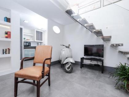 Ancient Trastevere Vespa Loft - image 12