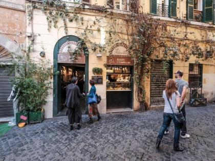 Ancient Trastevere Vespa Loft - image 2