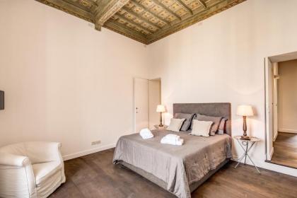 Piazza Farnese exclusive view 2 bedroom en suite - image 10