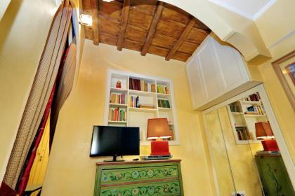 Pantheon charming apartment - image 12