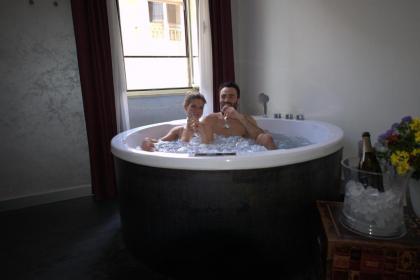 iRooms Jacuzzi Suites - image 15