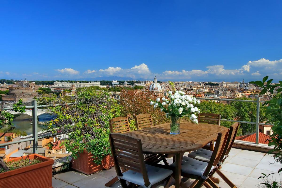 Sant'Onofrio Terrace Apartment - image 4