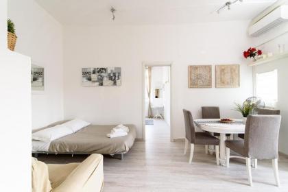 White terrace apartment navona - image 5