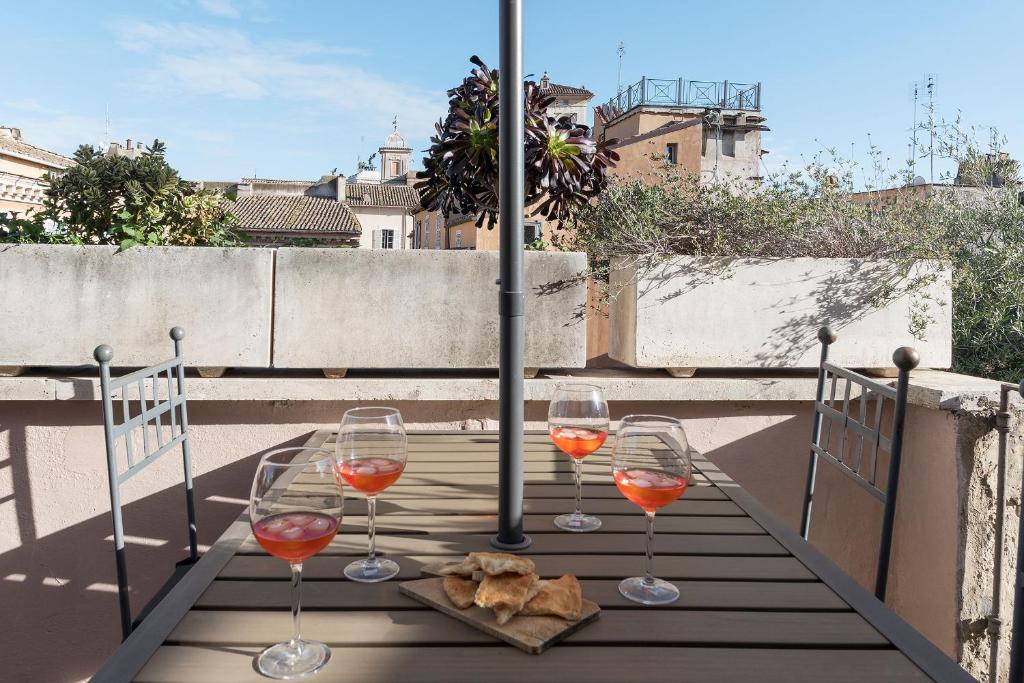 Penthouse with Terrace in the Heart of Rome - image 2