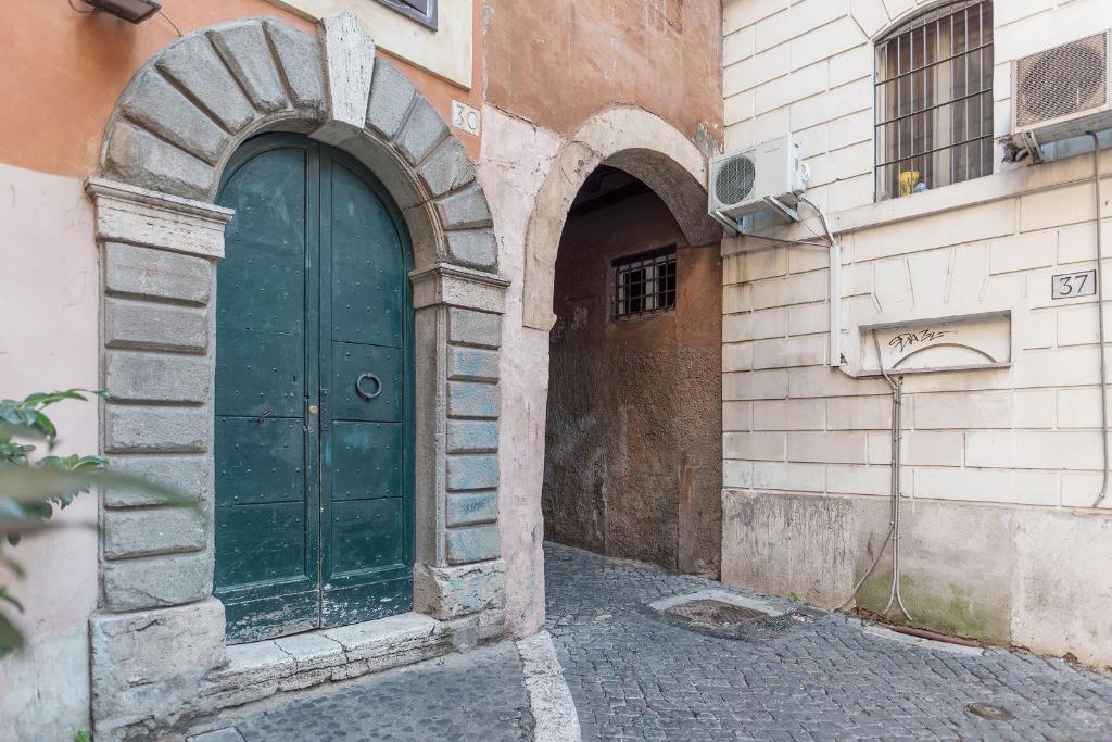 Penthouse with Terrace in the Heart of Rome - image 4