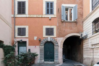 Penthouse with Terrace in the Heart of Rome - image 6