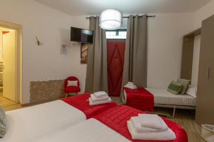 Flatinrome Trastevere Deluxe Rooms - Green Patio - image 14