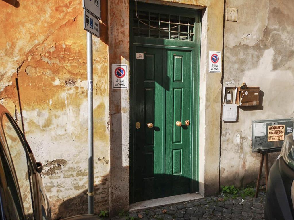 Flatinrome Trastevere Deluxe Rooms - Green Patio - image 4