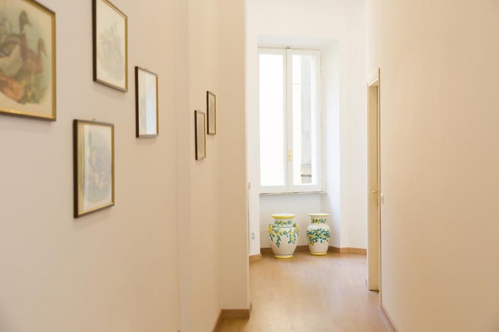 Prestigious Apartment via Barberini - image 3