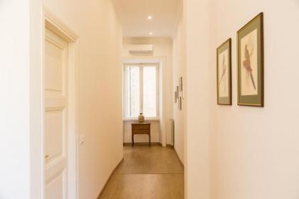 Prestigious Apartment via Barberini - image 4