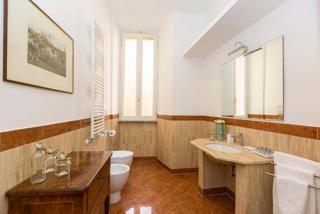 Prestigious Apartment via Barberini - image 7