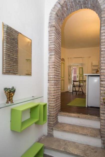 Trastevere Intimate Apartment - image 2