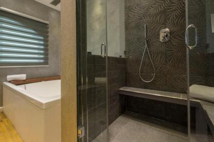 Colosseum Jacuzzi Suites - image 13