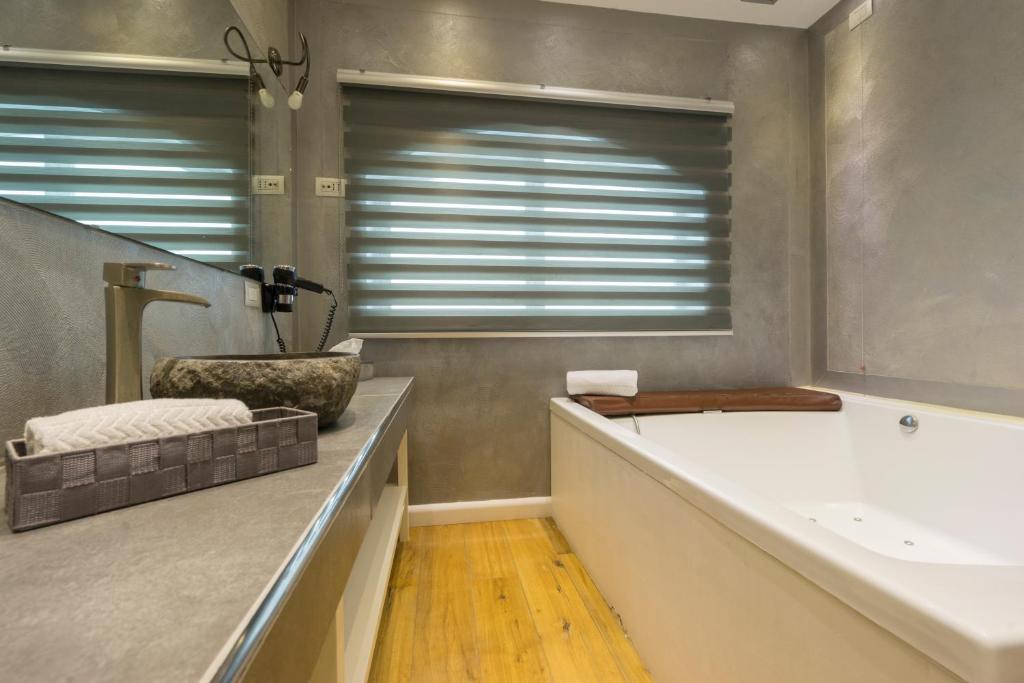 Colosseum Jacuzzi Suites - image 6