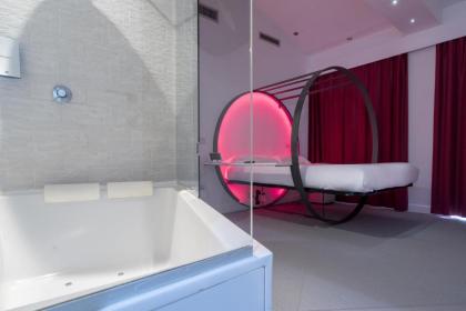 Colosseum Jacuzzi Suites - image 9