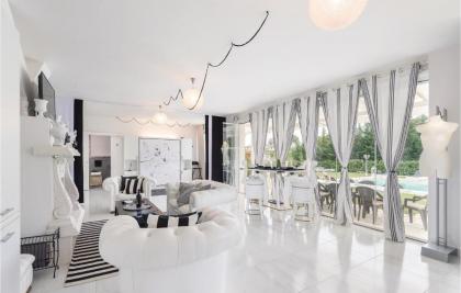 Amazing home in Roma with WiFi and Outdoor swimming pool - image 2