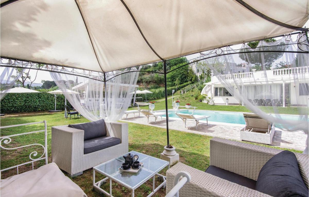 Amazing home in Roma with WiFi and Outdoor swimming pool - image 4