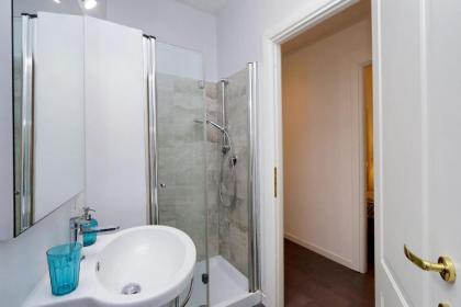 Monti charming apartment - Rome short let Service - image 11