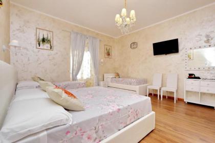 Deluxe rooms and Chilling Jacuzzi Suite Guesthouse - image 9