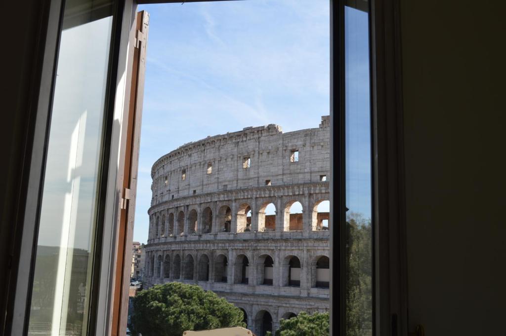 jacuzzi in front of the colosseum - main image