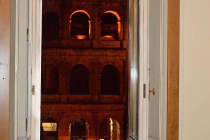 jacuzzi in front of the colosseum - image 12