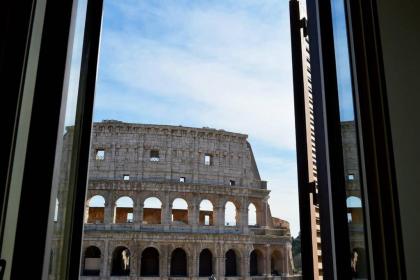 jacuzzi in front of the colosseum - image 7