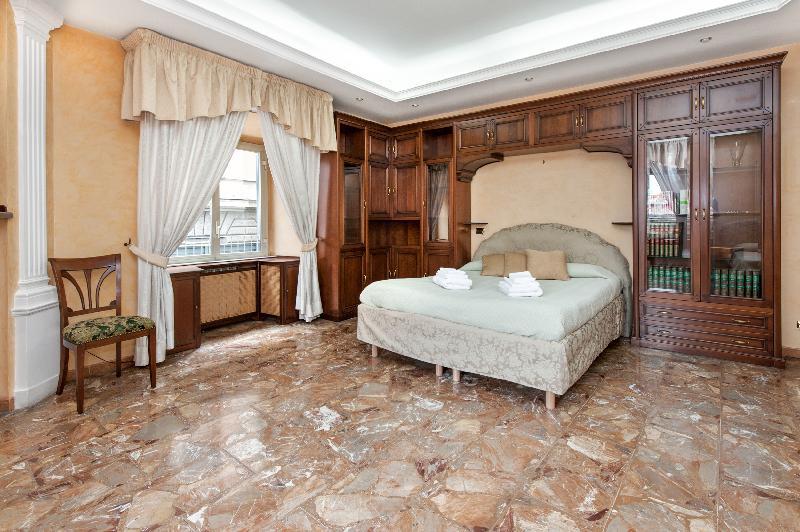 Spacious Home in Rome Colosseum & Termini n 15mins - image 3