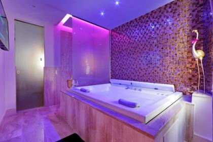 Spanish Diamond Luxury Suites & Jacuzzi - image 12