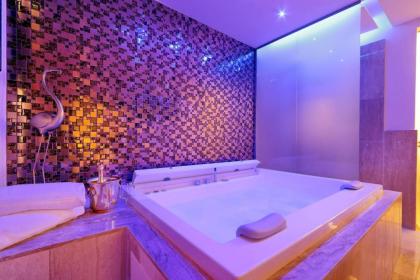 Spanish Diamond Luxury Suites & Jacuzzi - image 3