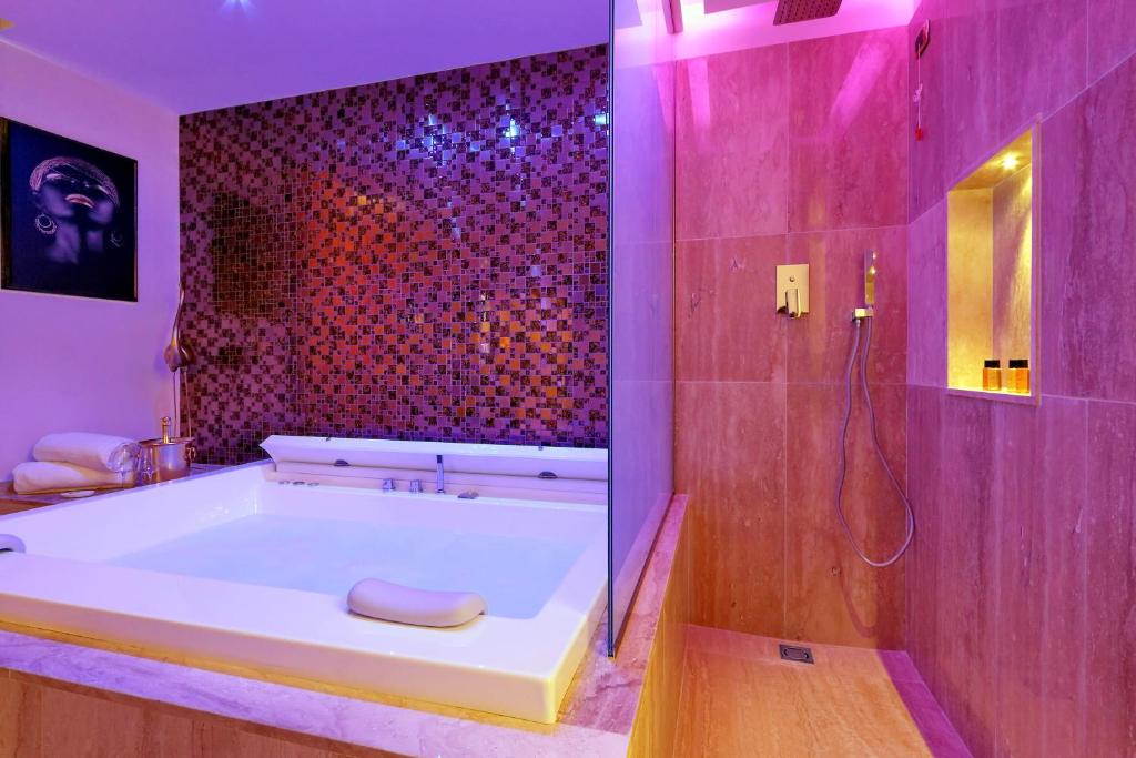 Spanish Diamond Luxury Suites & Jacuzzi - image 4