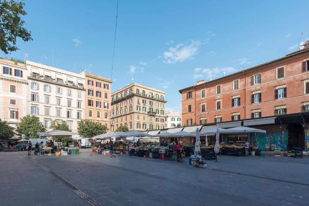 Lively Roma Trastevere renovated apartment - FromHometoRome - main image